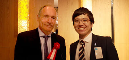 ティム・バーナーズ＝リー氏（左）とスタッフ